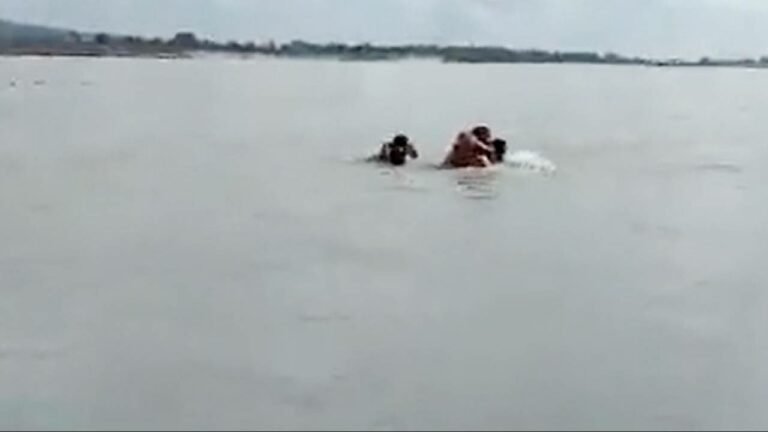 Viral Video: ఈ పోలీస్ రియల్ హీరో.. ప్రాణాలకు తెగించి ఇద్దరిని కాపాడాడు