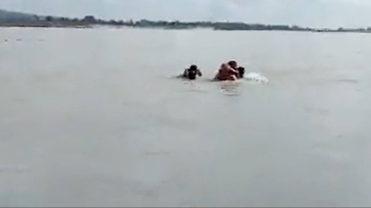 Viral Video: ఈ పోలీస్ రియల్ హీరో.. ప్రాణాలకు తెగించి ఇద్దరిని కాపాడాడు