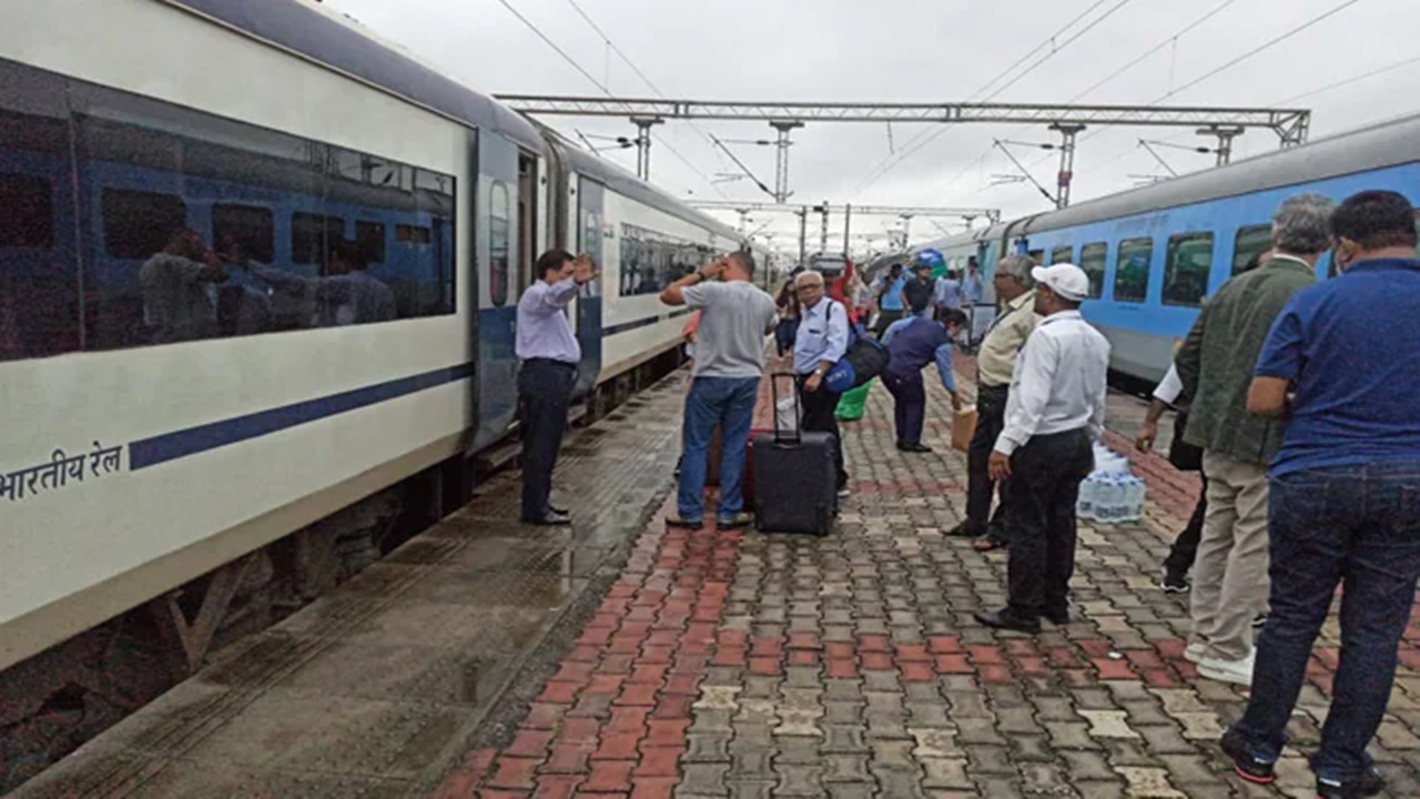 Vande Bharat Express: మళ్లీ వందేభారత్ రైలు ఆగిపోయింది.. మొన్న గేదెలు, నిన్న ఆవు, మరి నేడేమో..