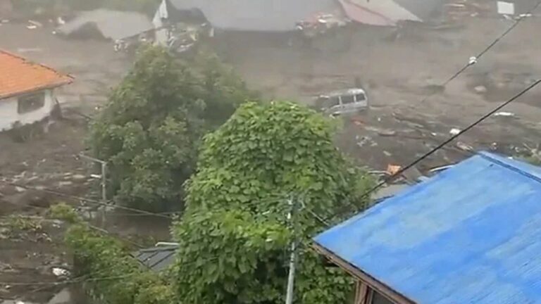 LandSlides: తీవ్ర విషాదం.. కొండచరియలు విరిగిపడి 22 మంది మృతి.. మరో 52 మంది..