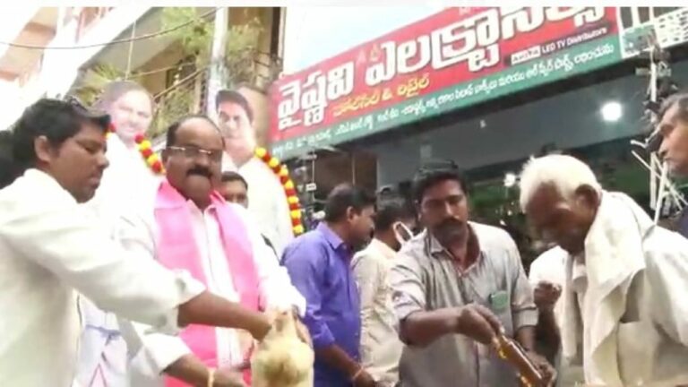 Rajanala Srihari: మనిషికో కోడి.. క్వార్టర్ బాటిల్.. వీడియో వైరల్