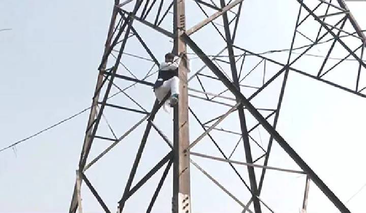 AAP Leader Climbs Tower: టికెట్ ఇవ్వలేదని టవర్ ఎక్కిన ఆప్ నేత
