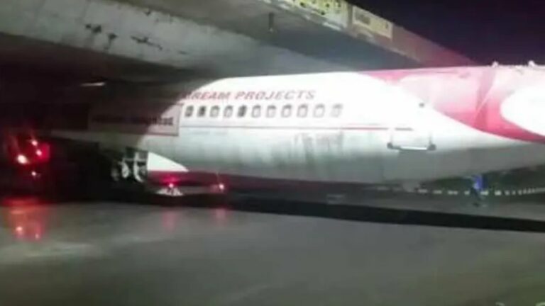 Airplane Stuck Under Bridge:  బ్రిడ్జి కింద ఇరుక్కుపోయిన విమానం.. భారీగా ట్రాఫిక్ జామ్