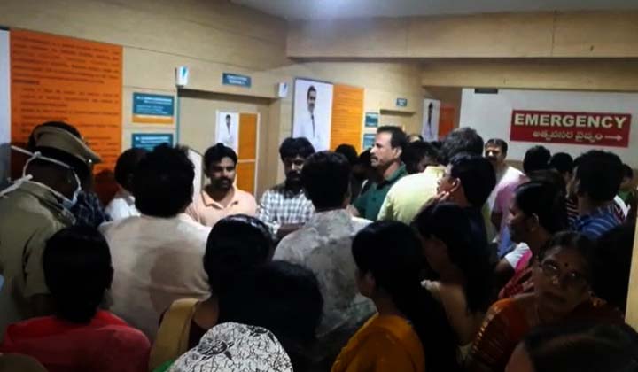 ONUS Hospital: వైద్యం వికటించి ఇంటర్‌ విద్యార్థి మృతి.. ఆసుపత్రి ముందు బంధువుల ఆందోళన