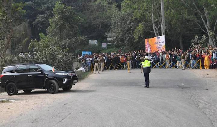 PM Narendra Modi: అంబులెన్స్‌కు దారివ్వడానికి ఆగిపోయిన ప్రధాని కాన్వాయ్