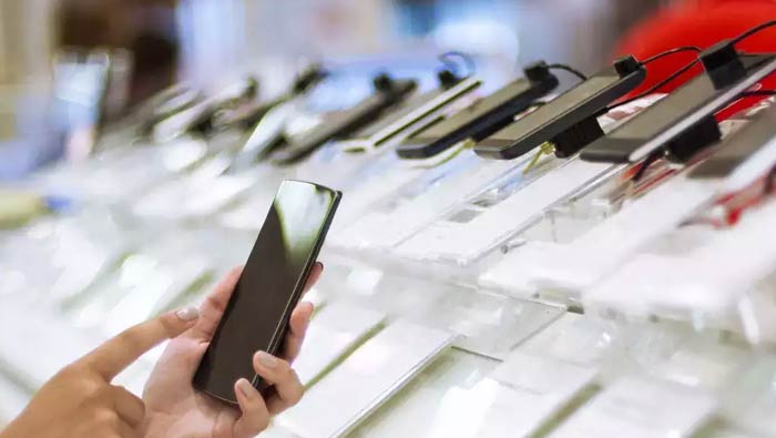 SmartPhones: భారీగా పడిపోయిన స్మార్ట్‌ఫోన్ల అమ్మకాలు.. కారణం అదేనా..?