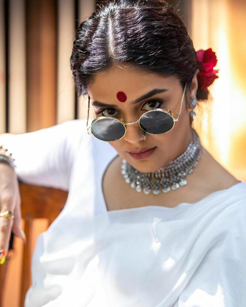 Sreemukhi (18)