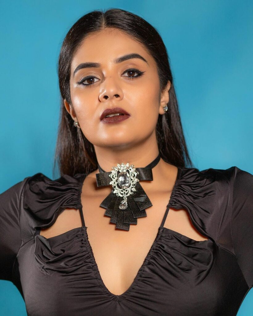 Sreemukhi (3)