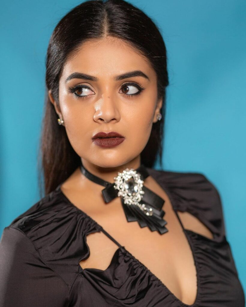 Sreemukhi (5)