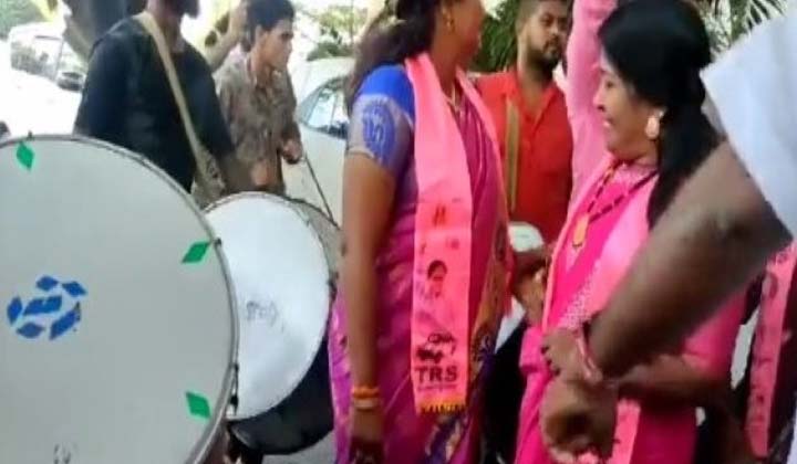 Munugode Bypoll : అప్పుడే మొదలైన గులాబీ దండు సంబురాలు..