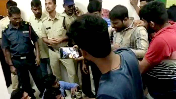 Tension in Osmania University: ఓయూలో ఉద్రిక్తత.. వీసీ ఛాంబర్ అద్దాలు ధ్వంసం