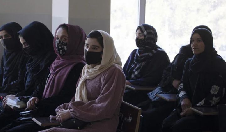 Afghanistan: బురఖా ధరించని విద్యార్థినులపై తాలిబాన్ అధికారుల దాడులు.. వీడియో వైరల్