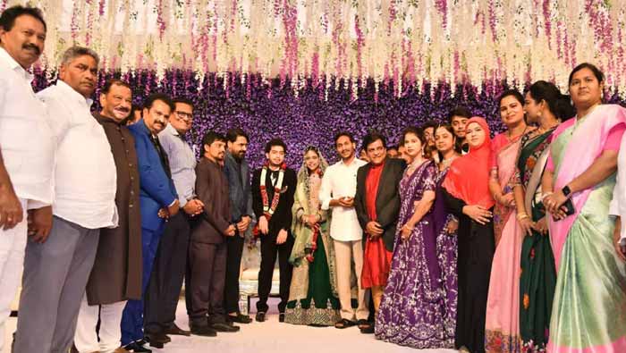 Cm Jagan: ఆలీ కుమార్తె రిసెప్షన్ లో సీఎం జగన్ సందడి..