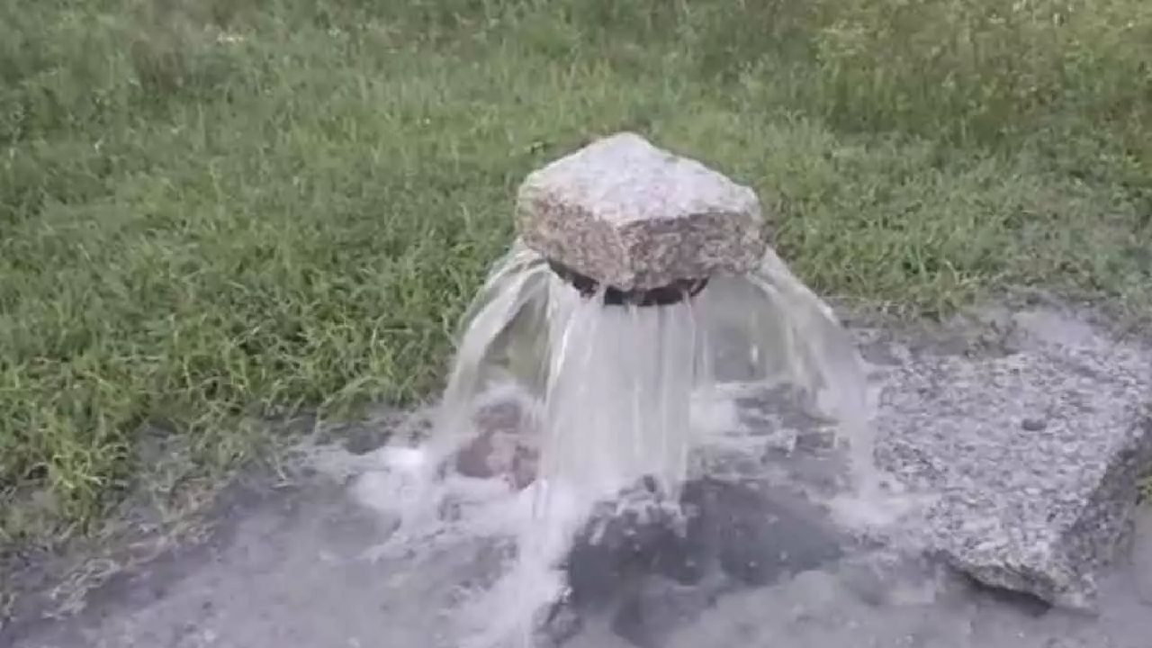 Water Overflowing From a Borewell : కరువు సీమలో అద్భుతం.. బోరు నుంచి ఉప్పొంగుతున్న నీరు