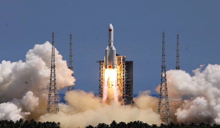 China Rocket: పసిఫిక్‌ మహాసముద్రంలో పడిపోయిన చైనా రాకెట్‌ శకలాలు.. తప్పిన ప్రాణనష్టం