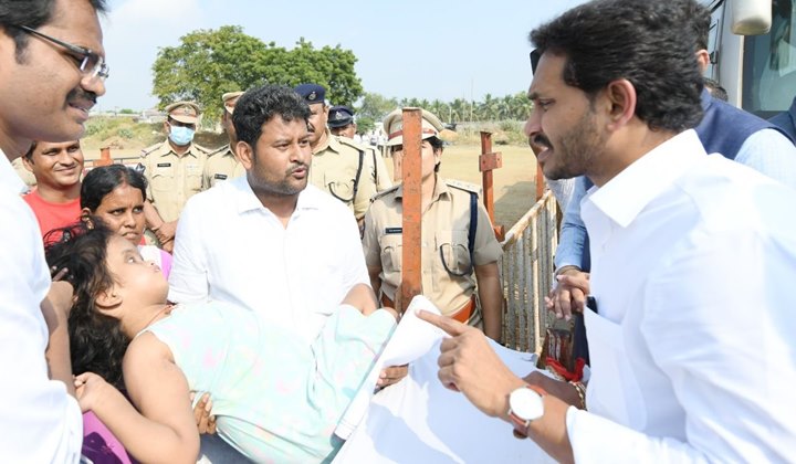 CM Jagan: నరసన్నపేట పర్యటనలో సీఎం జగన్ ఉదారత - NTV Telugu