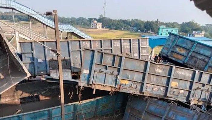 goods train derailed: పట్టాలు తప్పి వెయిటింగ్‌ హాల్లోకి దూసుకెళ్లిన గూడ్స్‌ రైలు.. ముగ్గురు మృతి