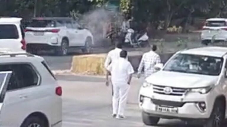 Gun Firing In Mumbai: ముంబైలో సినిమా స్టైల్‎లో గన్ ఫైర్.. కార్ల వెనుక దాక్కొని మరీ..