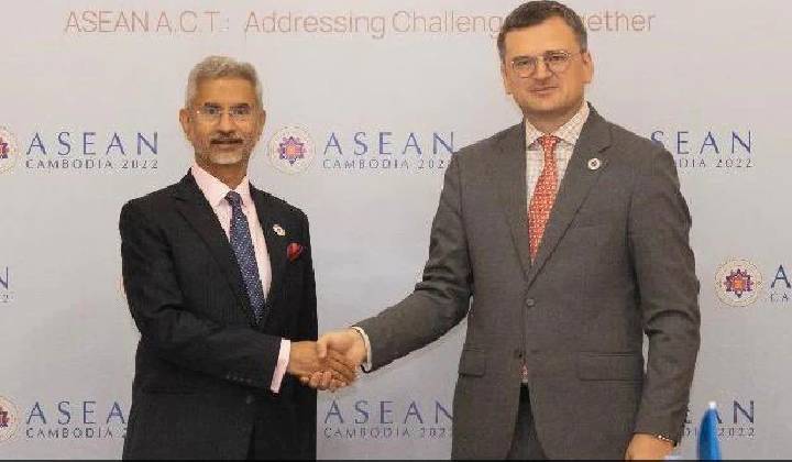 S Jaishankar: ఉక్రెయిన్ మంత్రితో సమావేశం అయిన జైశంకర్.. యుద్ధం ముగించే మార్గాలపై చర్చ