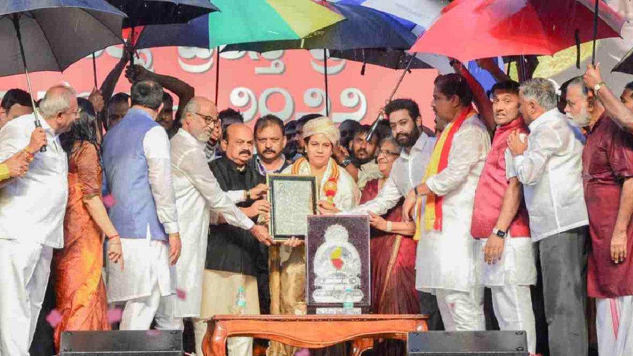 JR.NTR : జూనియర్ ఎన్టీఆర్ పై ప్రశంసల జల్లు.. సింప్లిసిటీకి ఫిదా అవుతున్న అభిమానులు