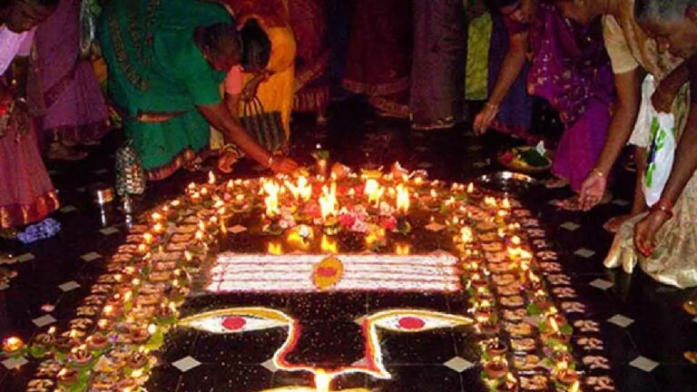 Karthika Masam : చివరి కార్తీక సోమవారం.. భక్తులతో ఆలయాలు కిటకిట