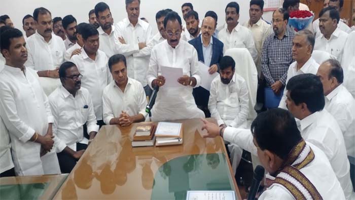 Kusukuntla Prabhakar Reddy: ఎమ్మెల్యేగా కూసుకుంట్ల ప్రభాకర్ రెడ్డి ప్రమాణం .. హాజరైన కేటీఆర్, హరీష్ రావు,