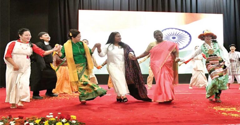 President Murmu Dance : సీఎం భార్యతో స్టేజ్ పైన స్టెప్పులేసిన రాష్ట్రపతి