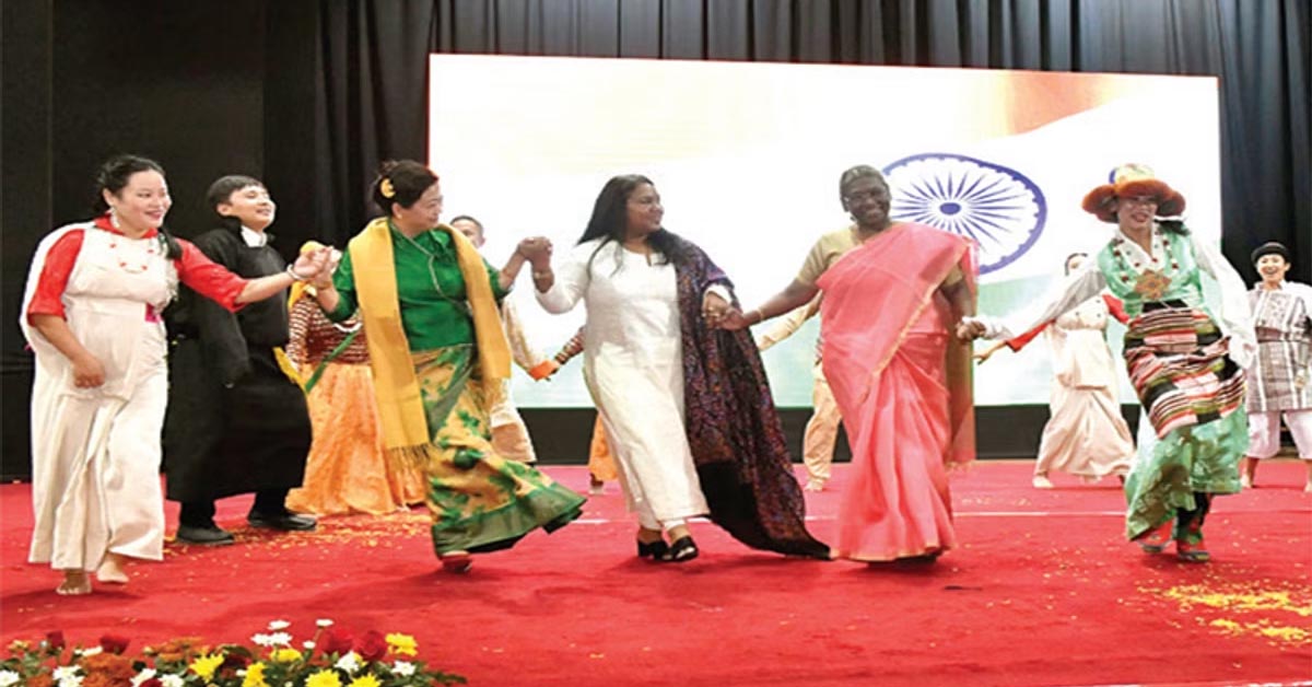 President Murmu Dance : సీఎం భార్యతో స్టేజ్ పైన స్టెప్పులేసిన రాష్ట్రపతి