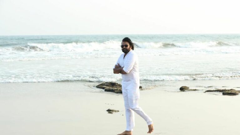 Pawan Kalyan in Vizag RK Beach: తొలిప్రేమ సీన్ రిపీట్.. ఒంటరిగా పవన్ బీచ్ లో వాకింగ్