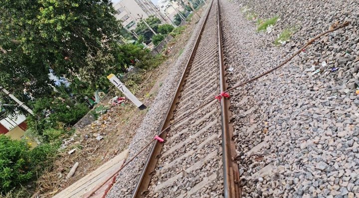 Sabari Express: పట్టాలపై అడ్డంగా రాడ్డు.. శబరి ఎక్స్‌ప్రెస్‌కు తప్పిన ముప్పు