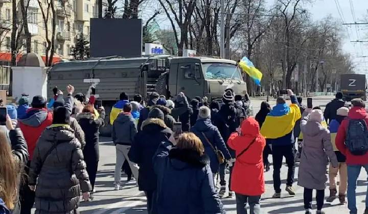 Russia-Ukraine War: “మేకల్లా పారిపోతున్నారు”.. ఉక్రెయిన్ వాసులు సంబరాలు..