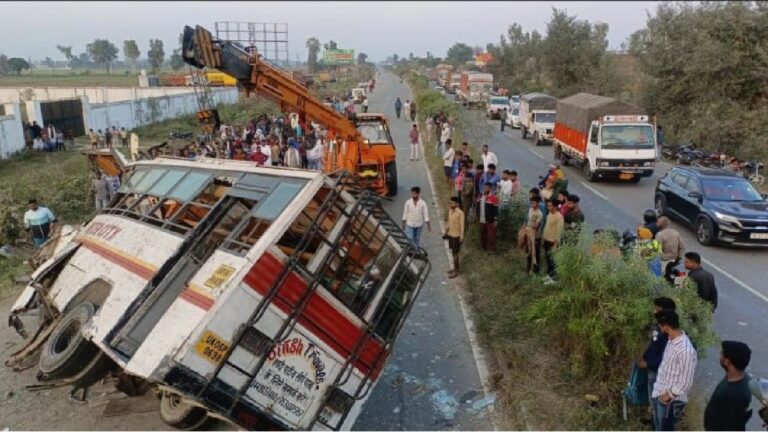 School Bus Accident : చిల్డ్రన్స్ డే రోజు విషాదం..  స్కూల్ బస్‎కు యాక్సిడెంట్