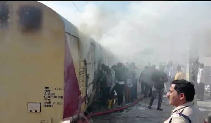 Fire Accident in Train: షాలిమార్ ఎక్స్‌ప్రెస్‌లో అగ్నిప్రమాదం..