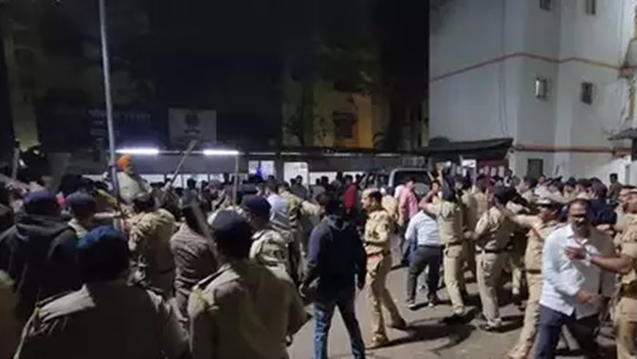 Maharashtra: శివసేన వర్గాల మధ్య ఘర్షణ.. పోలీసుల లాఠీఛార్జి.. వీడియో వైరల్‌