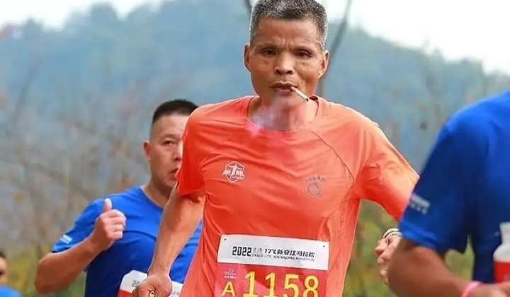 Smoking in Marathon: వీడెవడండీ బాబూ.. సిగరెట్ తాగుతూ 42 కిలోమీటర్లు పరిగెత్తాడు