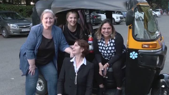 US Diplomats Drive Auto: బుల్లెట్ ప్రూప్ కార్లు వదిలి.. ఆటో నడిపిన ఫారినర్స్ ఇంతలోనే..