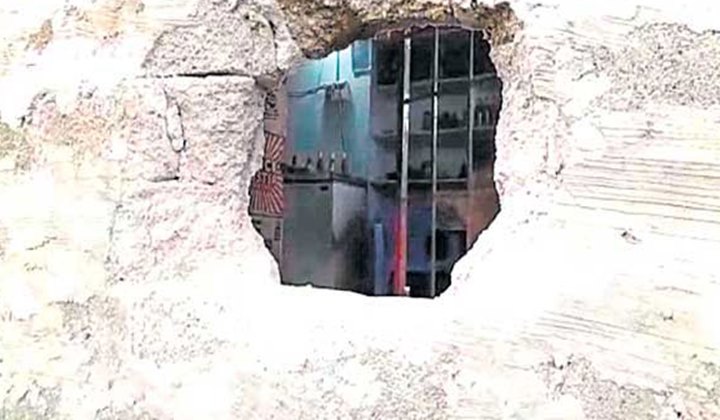 Andhra Pradesh: ప్రభుత్వ మద్యం దుకాణంలో భారీ చోరీ.. మొత్తం ఊడ్చేశారు