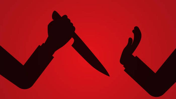 Crime : దారుణం.. డ్యూటీకి వెళ్తున్న భార్యపై భర్త కత్తితో దాడి..