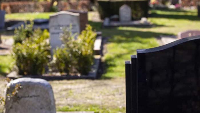 Graves at Home: ఇదెక్కడి ఖర్మరా నాయనా.. కళలో బాబా చెప్పాడని ఇంట్లో మూడు సమాధులా!