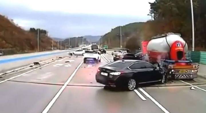 Accident Viral Video: భూమ్మీద ఇంకా నూకలున్నాయి కాబోలు.. ఎన్ని సార్లు తప్పించుకున్నాడో