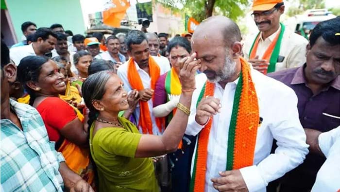 Bandi Sanjay: భార్య పిల్లలను వదిలేసి ప్రజల కోసం పాదయాత్ర చేస్తున్నా