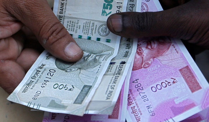 Bangalore: అర్ధరాత్రి రోడ్డుపై నడిచినందుకు దంపతులకు రూ.3వేలు జరిమానా