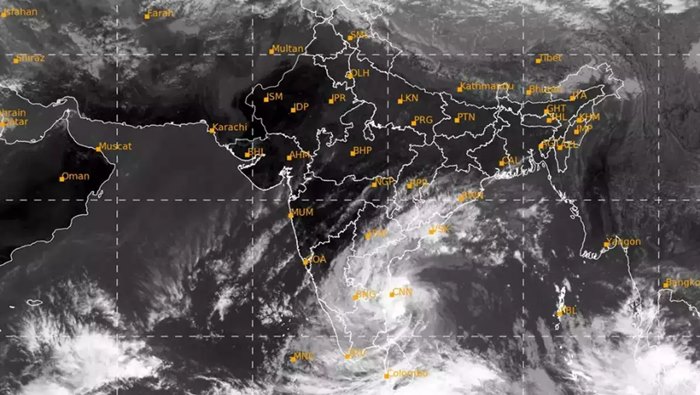 Cyclone Mandous: తీరం దాటిన మాండూస్‌ తుఫాన్‌.. ఆ రాష్ట్రాలకు రెడ్‌ అలర్ట్