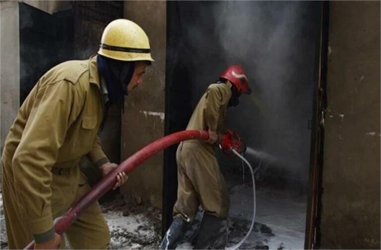 Fire Accident: గుజరాత్ లోని ఐ కేర్ సెంటర్లో అగ్నిప్రమాదం.. దంపతులు మృతి