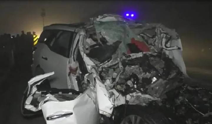 Gujarat: గుజరాత్‌లో ఘోర రోడ్డు ప్రమాదం..డ్రైవర్‌కు గుండెపోటు..9 మంది దుర్మరణం