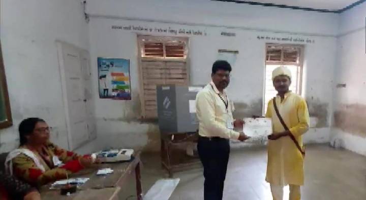 Gujarat Elections: ఓటేయాలని పెళ్లినే వాయిదా వేసుకున్నాడు