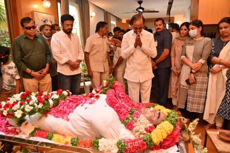 KCR Condoles Harinatha Rao :  మంత్రి కేటీఆర్ మామకు నివాళులర్పించిన కేసీఆర్