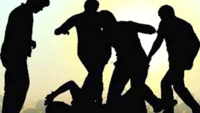 Headmaster beaten up: మూడో తరగతి చిన్నారితో అసభ్య ప్రవర్తన.. హెడ్‌మాస్టర్‌కు దేహశుద్ధి