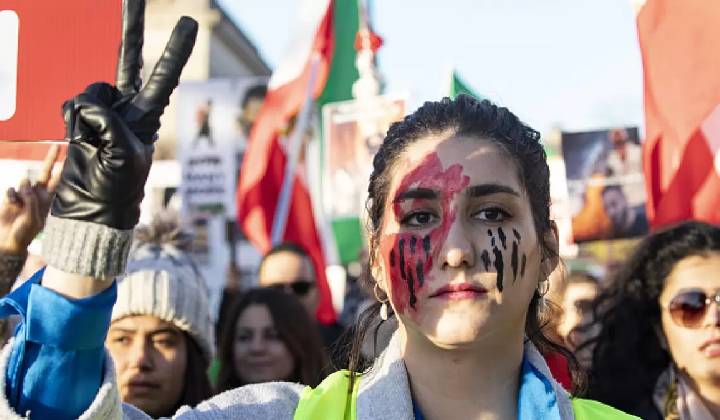 Anti Hijab Protest: ఇరాన్ విద్యార్థులపై విషప్రయోగం.. 1200 మంది..