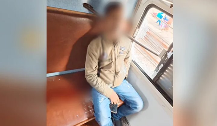 Iron Rod: కిటికీలో నుంచి వచ్చిన మృత్యువు.. రైలులో కూర్చున్న వ్యక్తి మృతి